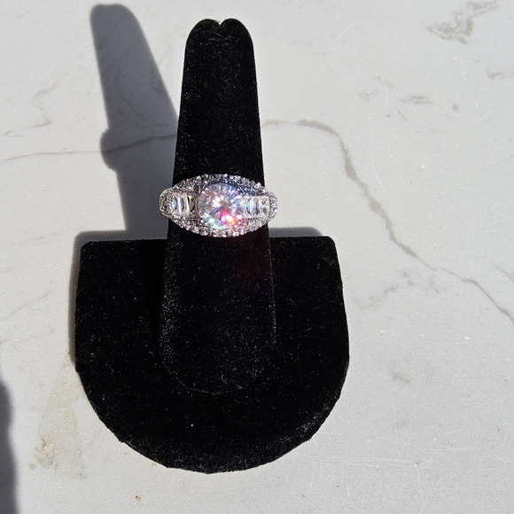 Elegant Silver Ring with Dazzling Oval Gemstone - Picture 10 of 11